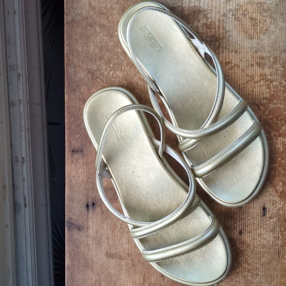 OluKai Tiare Gold Sandals Women’s size 9